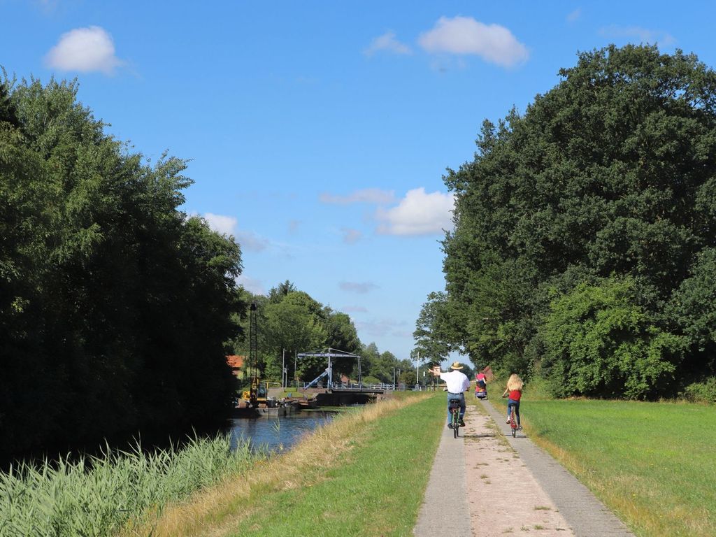 Radfahrer in Friedeburg entlang des Ems-Jade-Kanals