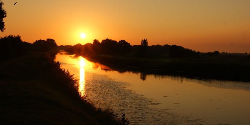Sonnenuntergang in Friedeburg auf dem Ems-Jade-Kanal 