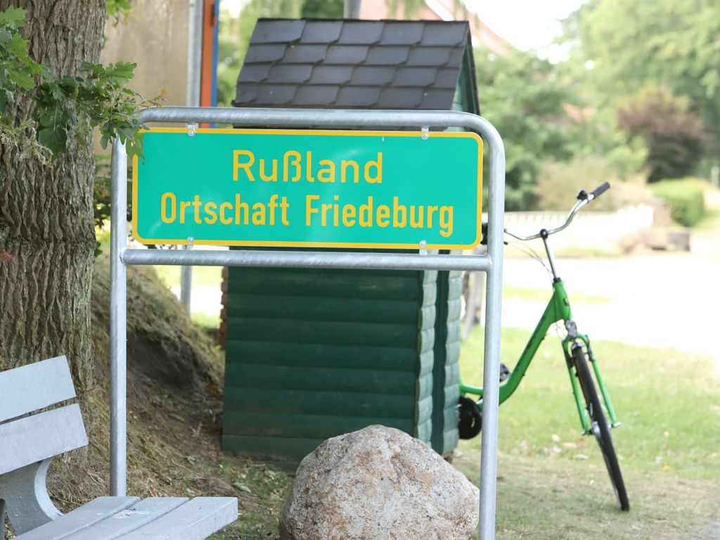 Hinweisschild Ortsteil Rußland in Friedeburg-Ostfriesland