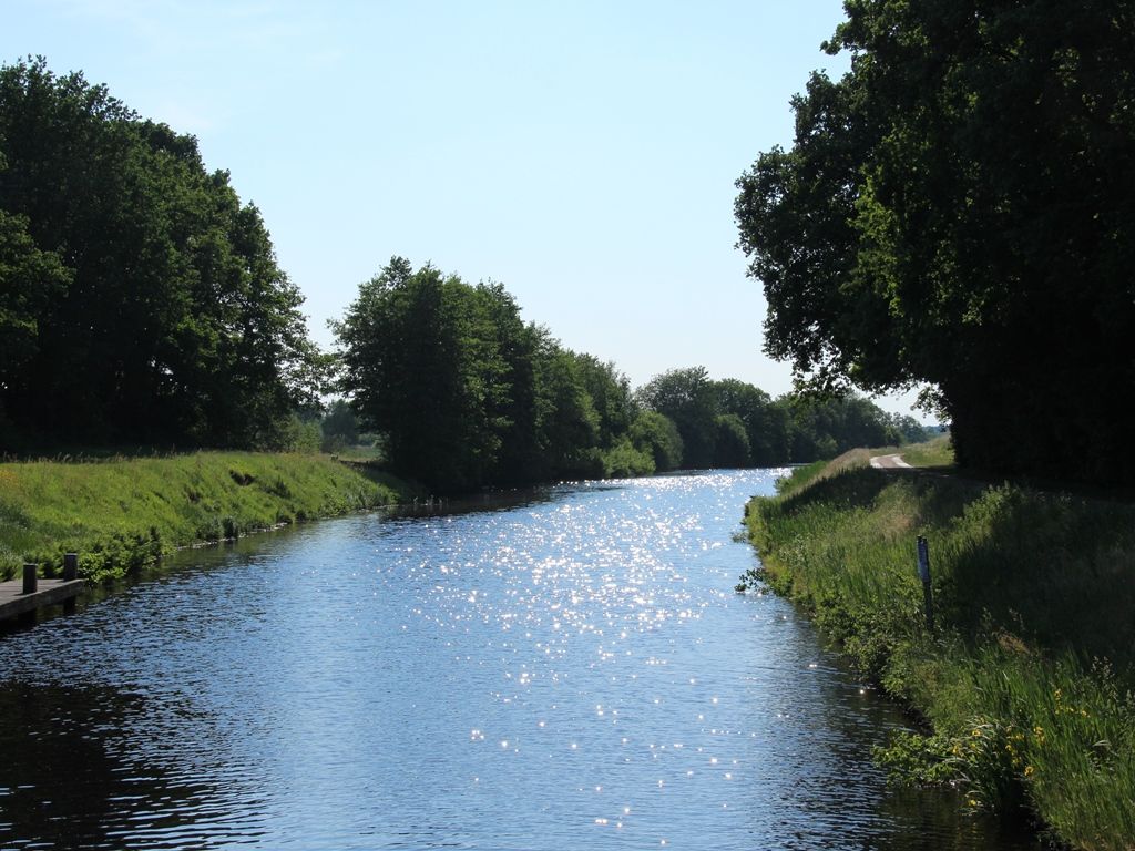 Sonniger Ems-Jade-Kanal in Friedeburg 